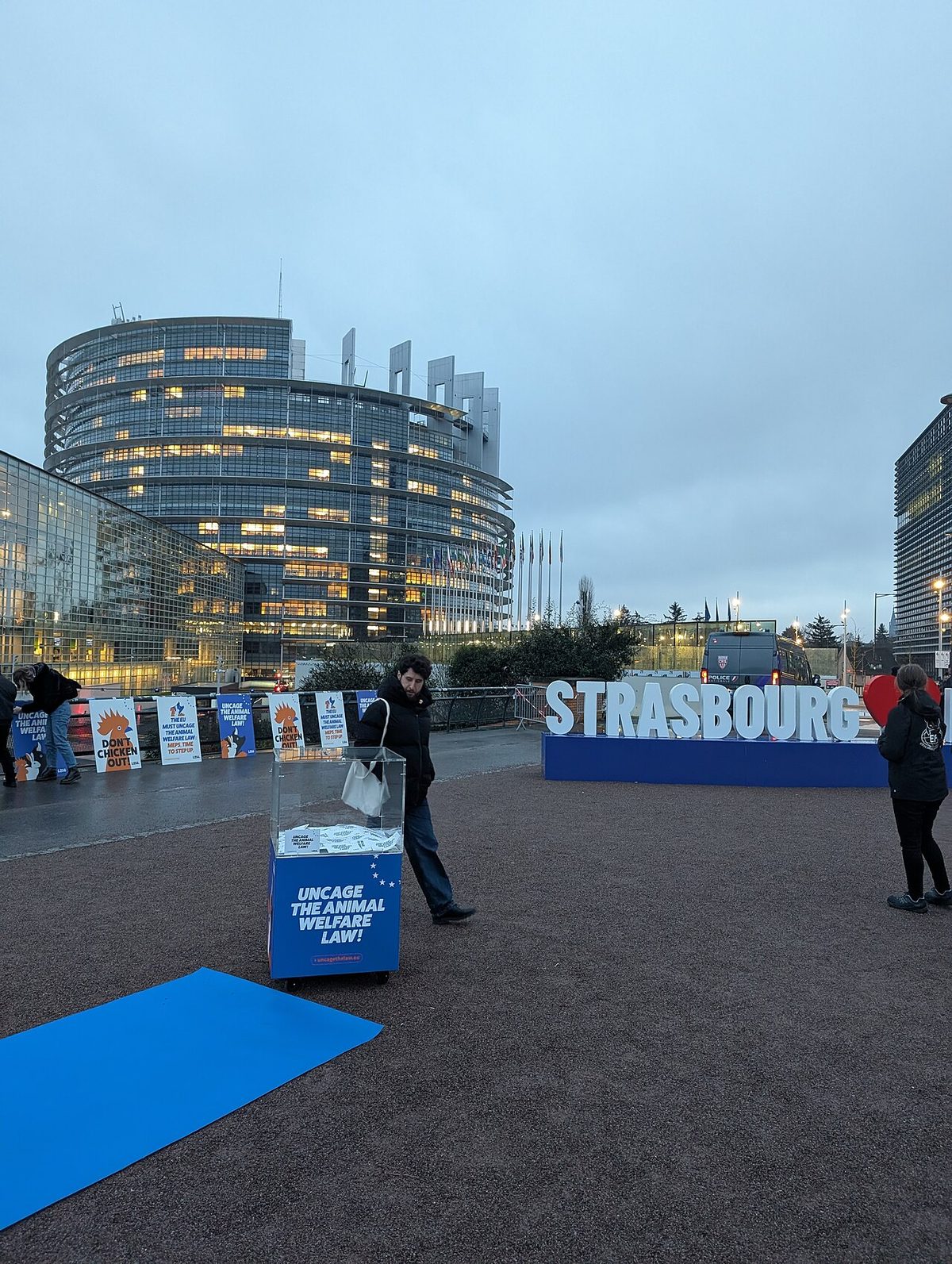 Dont-Chicken-out-Strasbourg-Aktion-AnimalSociety 20250211 070201962